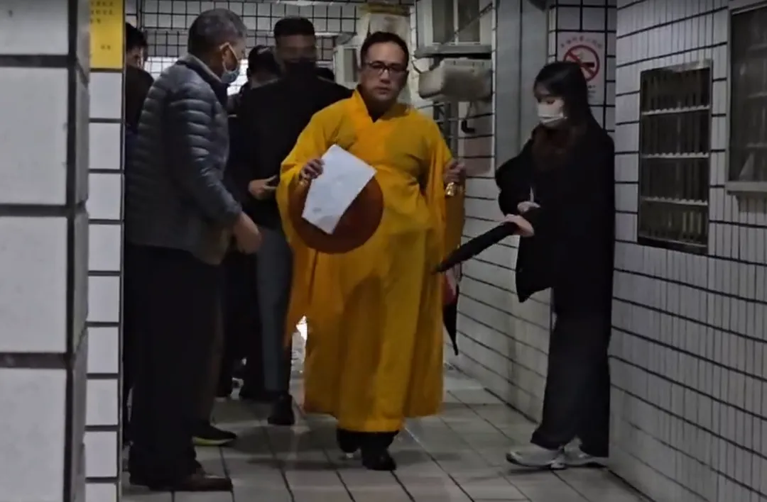 基隆市一名消防小隊長詹能傑因火災救人殉職，家屬今（22）日下午重返火災現場進行招魂儀式。（圖／翻攝畫面）