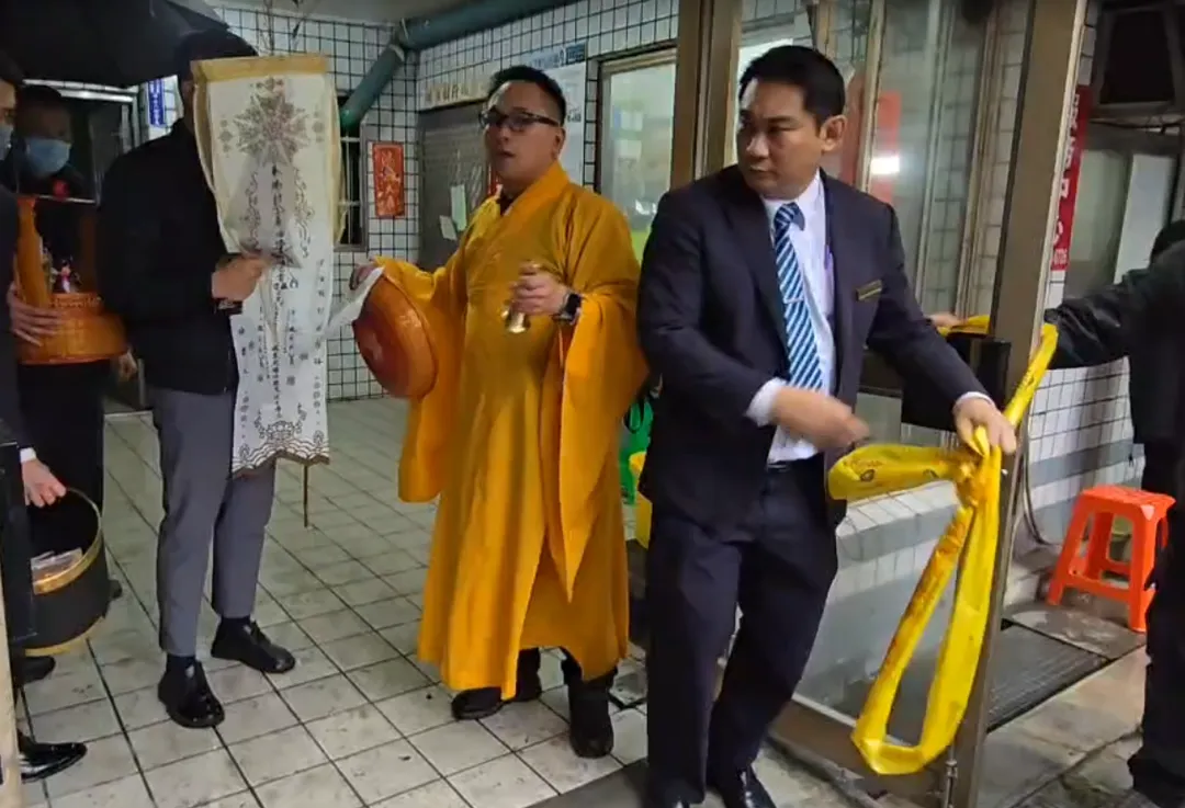 現場下起大雨，為這場招魂儀式增添了幾分悲涼氣氛。（圖／翻攝畫面）
