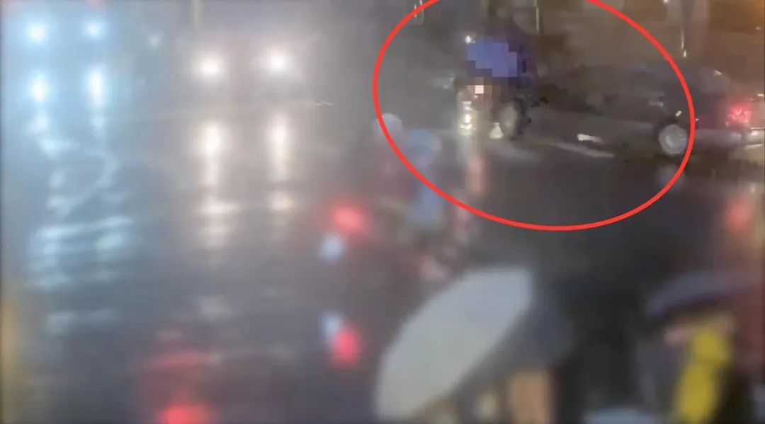 轎車右轉撞上母子輾過男童。（圖／翻攝畫面）