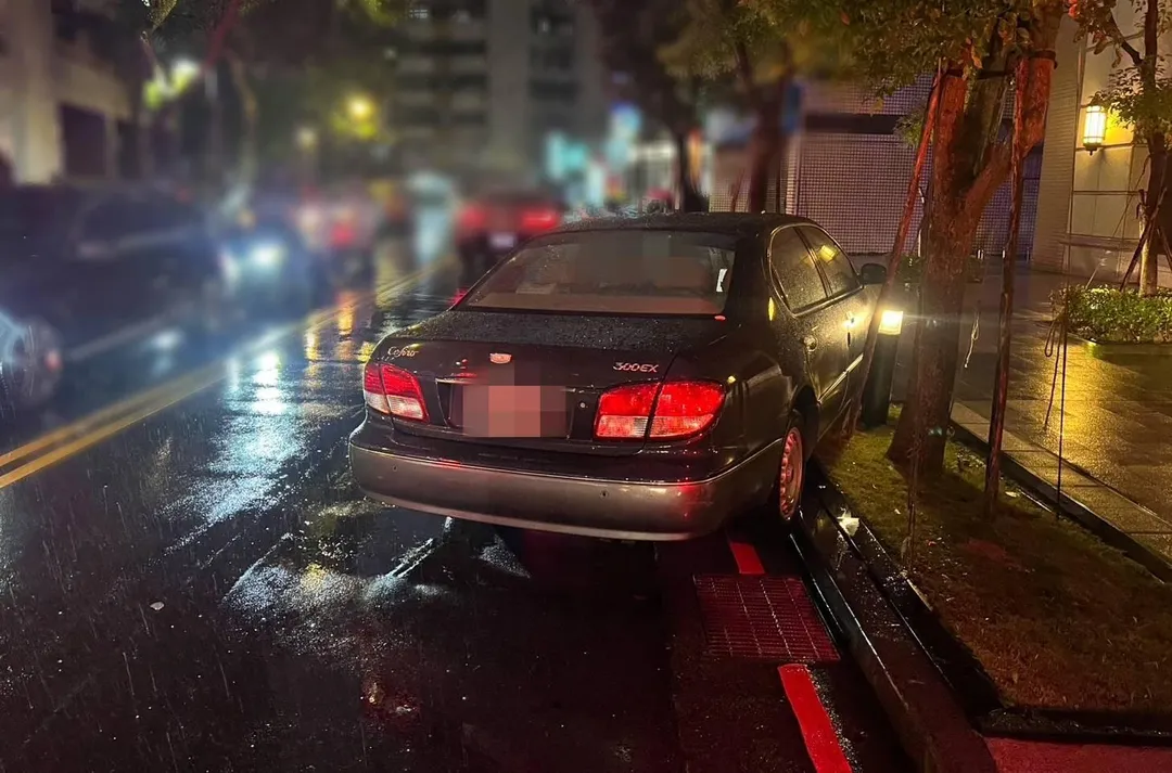車輛撞擊後衝上人行道。（圖／翻攝畫面）
