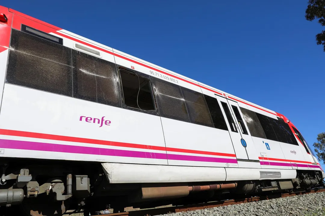 西班牙一列通勤火車遭起重機吊臂擊中車窗。（圖／路透）