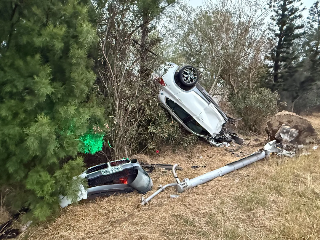27歲駕駛一度受困車內。(圖/澎湖消防局提供)