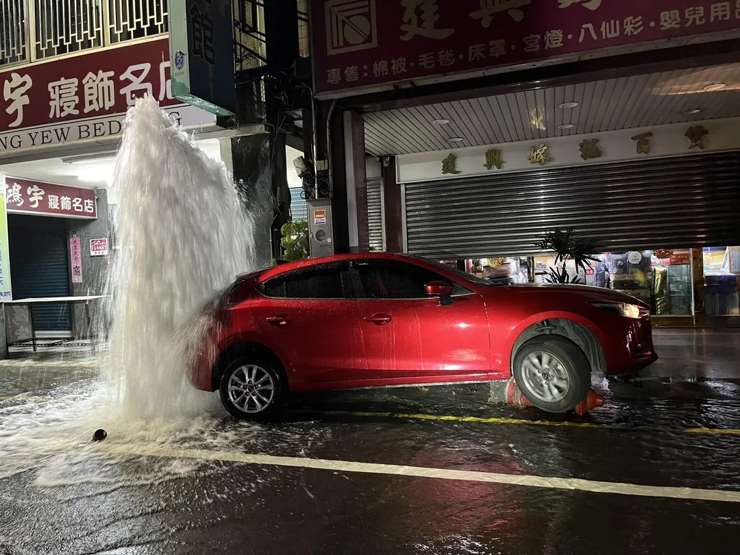 劉女開車撞斷消防栓。（圖／警方提供，下同）