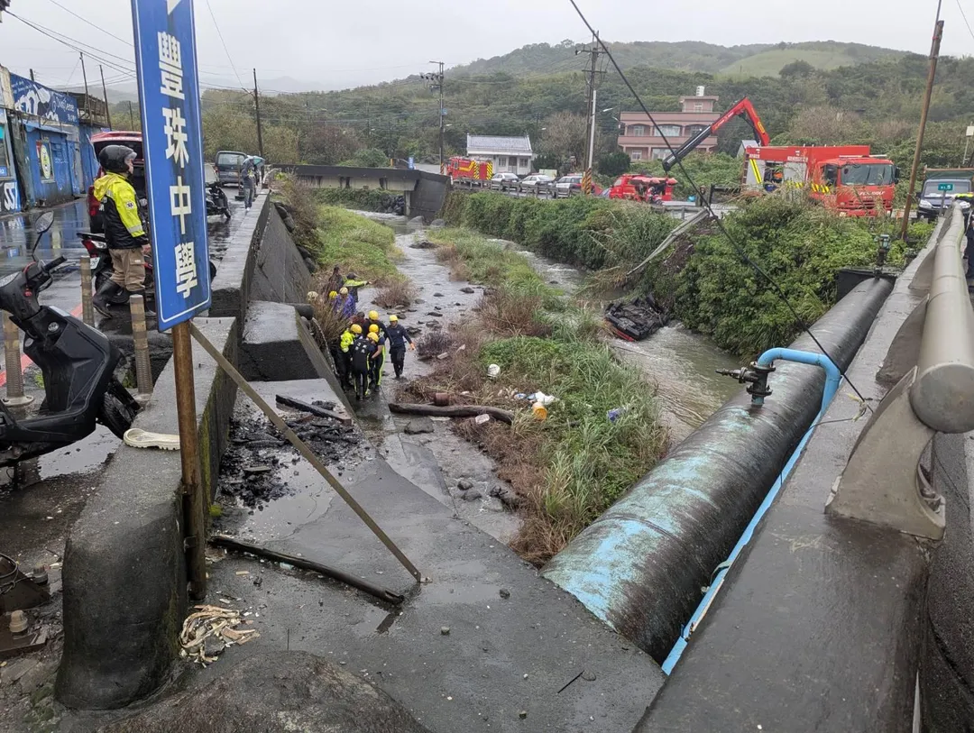 警消緊急將人搶救上岸。（圖／民眾提供）