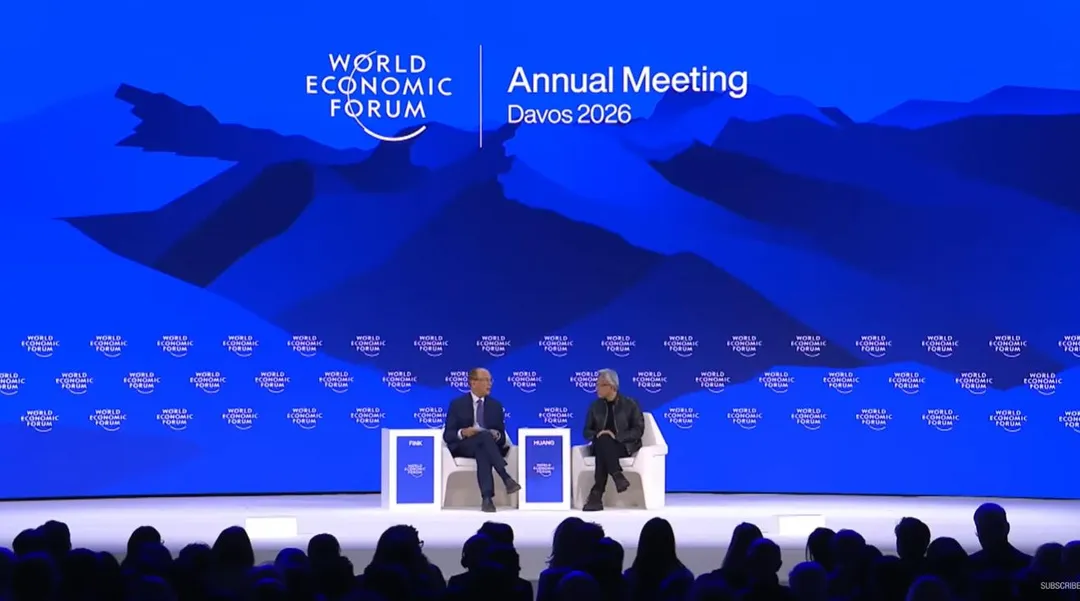黃仁勳在論壇上與貝萊德執行長芬克同台對談。(圖/翻攝Youtube「@WEF」)