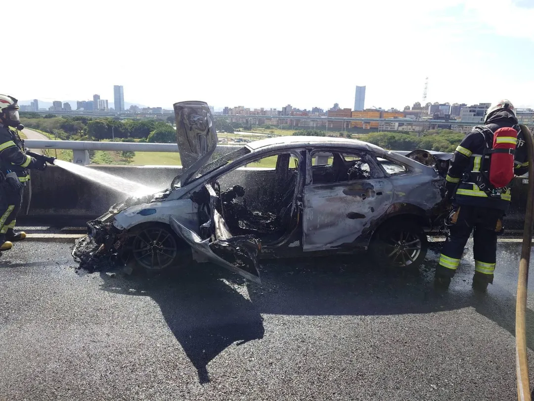引擎室溫度升高冒煙燃燒，所幸黃男緊急跳車，逃過一劫。（圖／警方提供）
