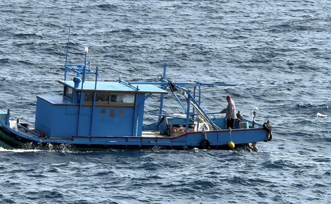 釣客不慎落海附近漁船就近拋繩救援。（圖／翻攝畫面）