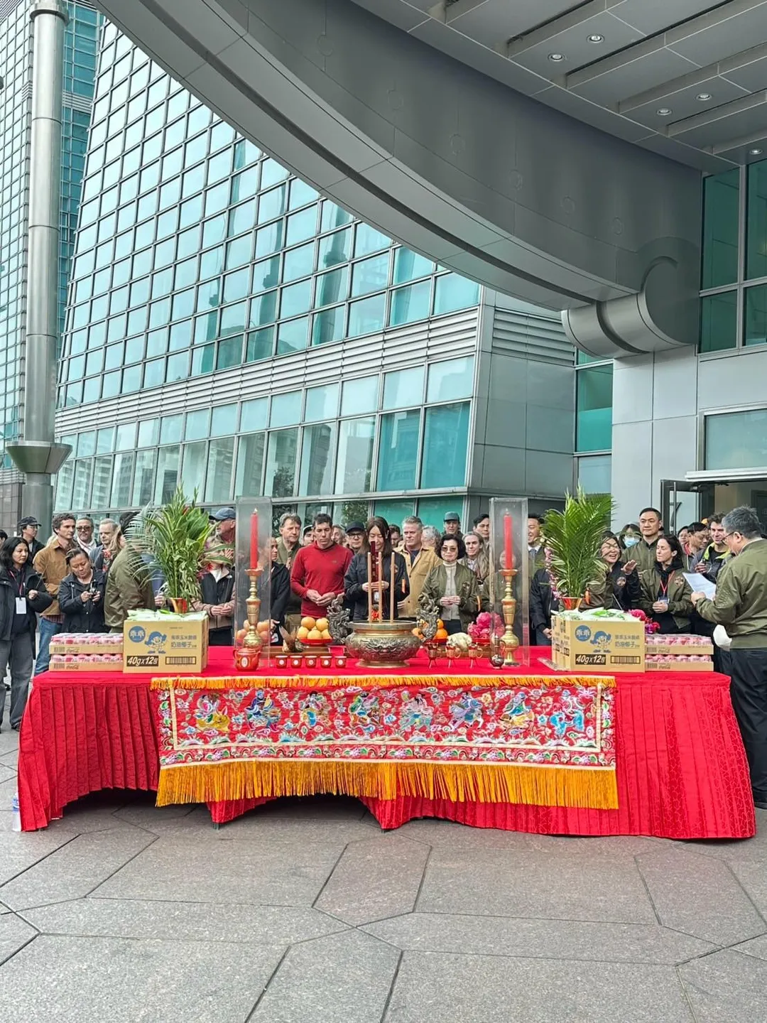 賈永婕和團隊拜拜祈求順利。（圖／翻攝賈永婕的跑跳人生 臉書）