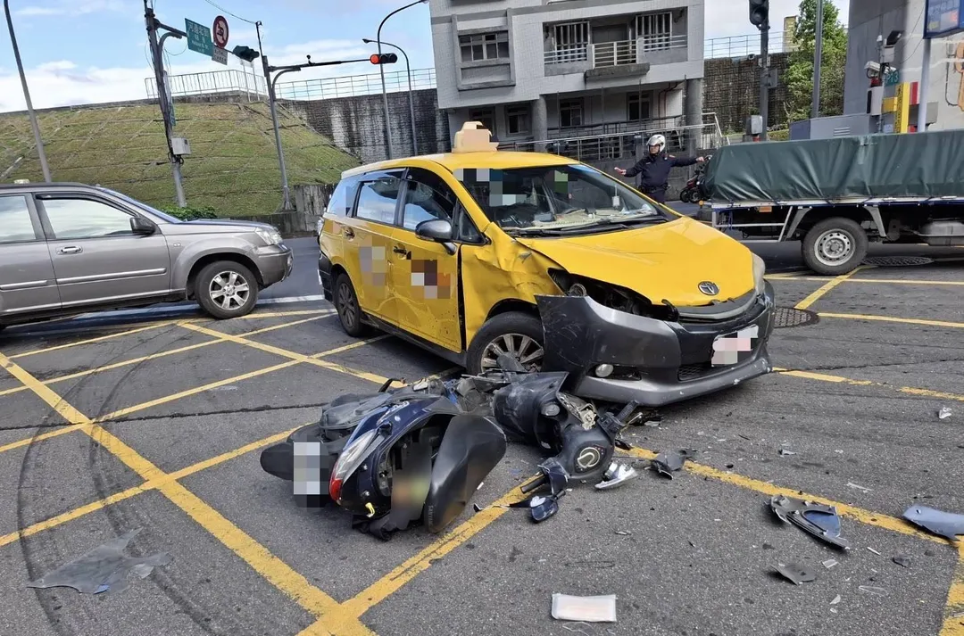 新北三重發生一起嚴重車禍2人命危。(圖/翻攝畫面)