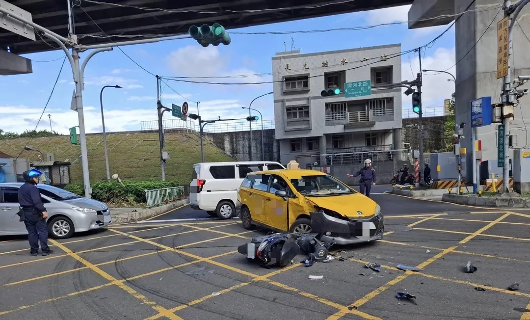 機車與計程車擦撞現場零件四散。(圖/翻攝畫面)
