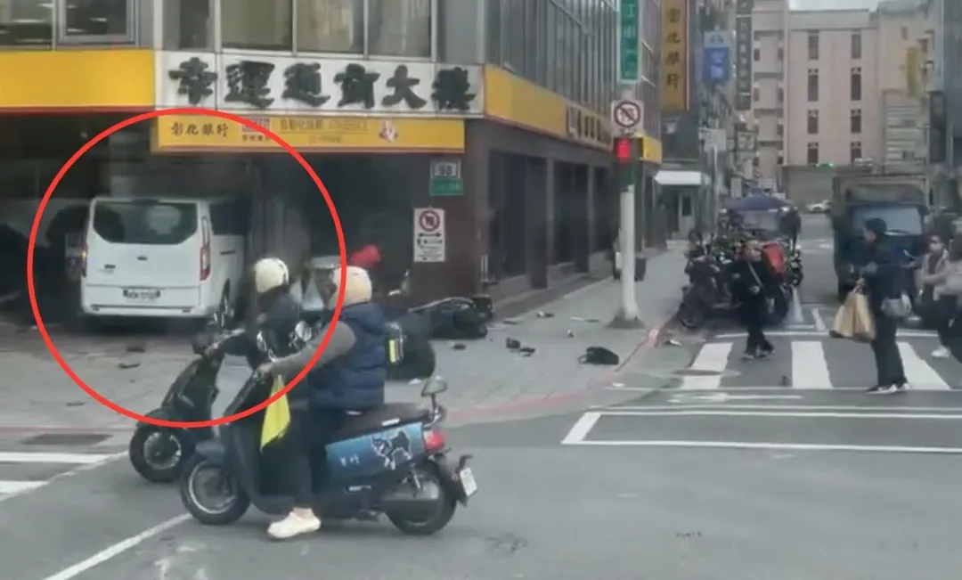 台北市南京東路發生三立新聞採訪車撞進銀行。（圖／翻攝自記者爆料網）