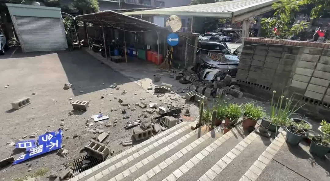 車禍現場一片混亂。(圖/翻攝畫面)