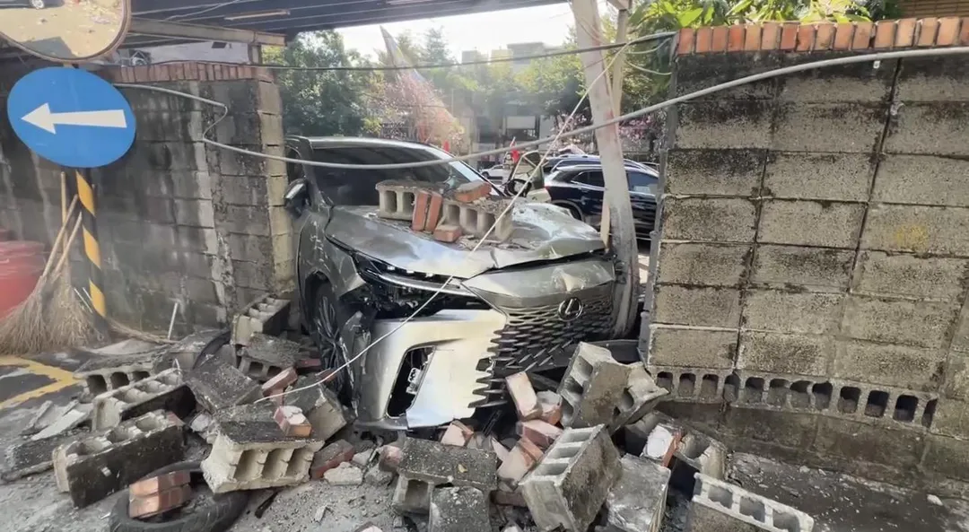 國民黨台中市黨部後門停車場圍牆被撞毀。(圖/翻攝畫面)