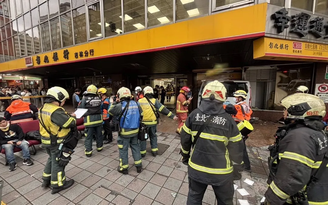 大批消防救護人員到場救援。（圖／翻攝畫面）