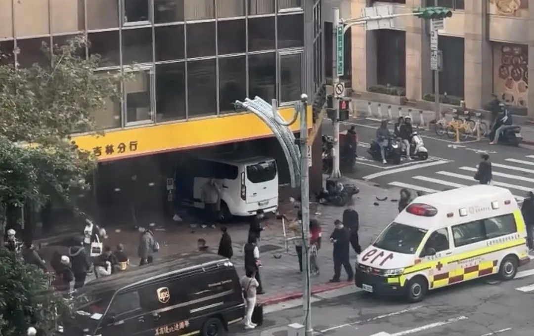 台北市南京東路三立採訪車衝進銀行。（圖／翻攝自Threads「yuyh.o16__」）