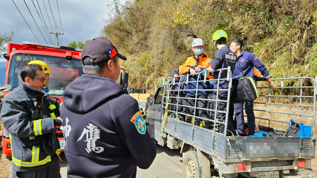 當地熱心民眾駕駛小卡車協助接駁人員。（圖／神鷹搜救隊提供）