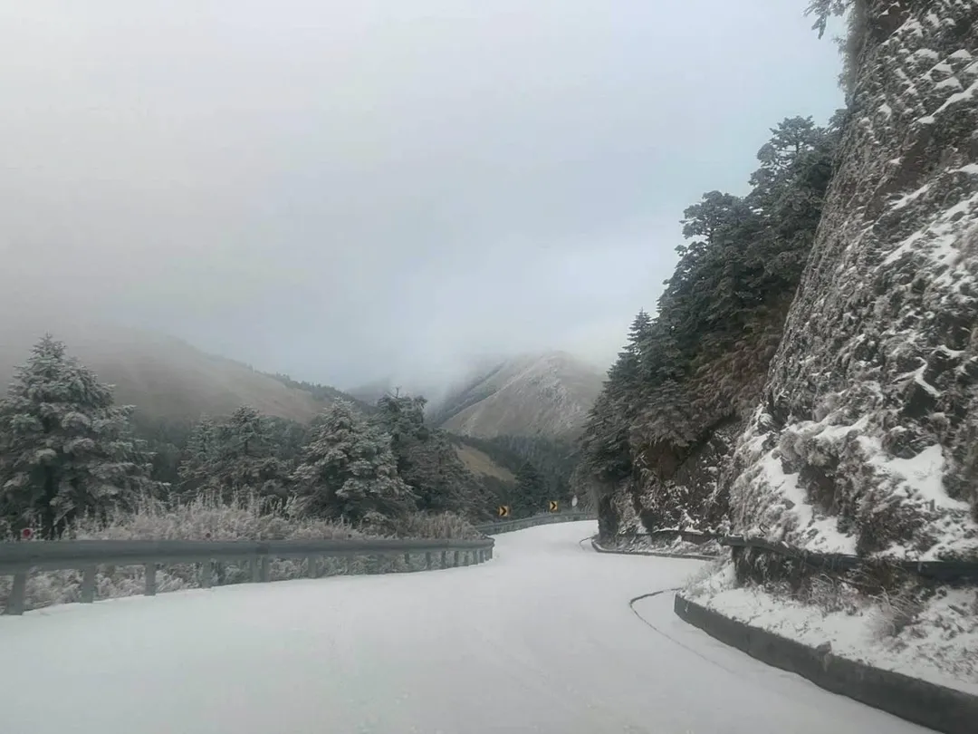 台14甲線3000公尺以上路段、台8線高海拔路段23日晚間可能出現路面積雪或結冰，公路局23日傍晚5時起實施預警性封路。（示意圖／公路局中區養護工程分局提供）