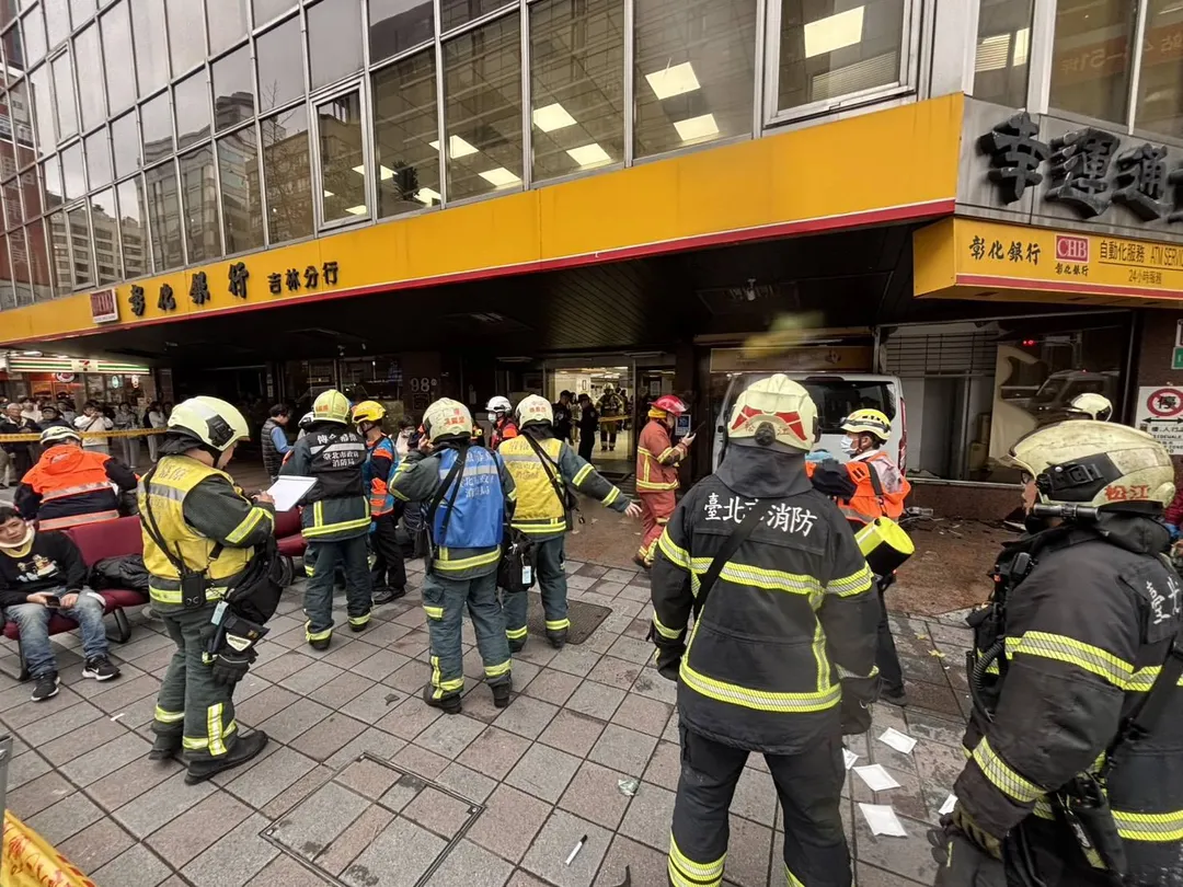 三立採訪車撞進銀行。（圖／中天新聞，下同）