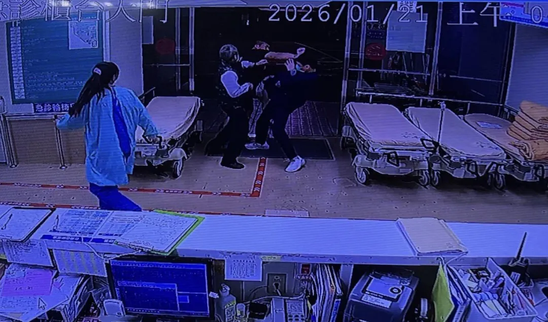 男子在台中市澄清綜合醫院中港分院打傷護理師。（圖／翻攝畫面）