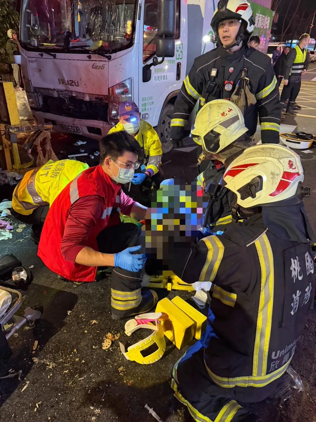 龜山中興路清潔車對撞，7人傷送醫1人OHCA。（圖／桃園市消防局提供）