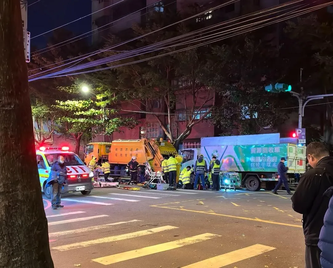 龜山中興路清潔車對撞。（圖／民眾提供）