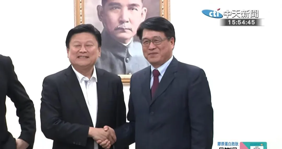 國民黨團總召傅崐萁和中選會主委被提名人游盈隆互動熱絡。（圖／中天新聞）
