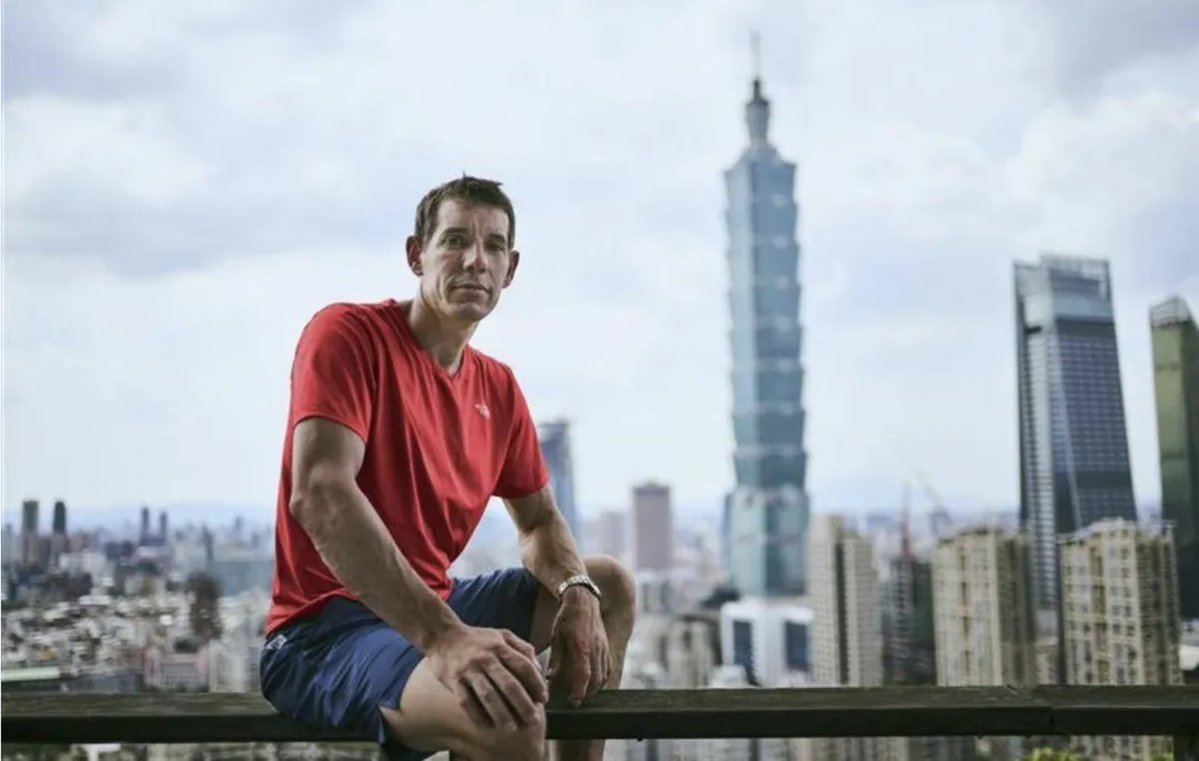 知名攀岩家Alex Honnold將於24日徒手攀登台北101。（圖／Netflix提供)