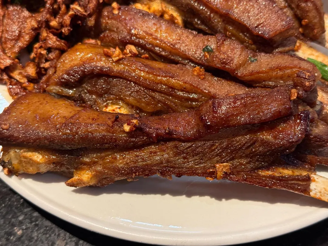 羊皮羊肉外表酥脆。(圖/黃宏輝提供)