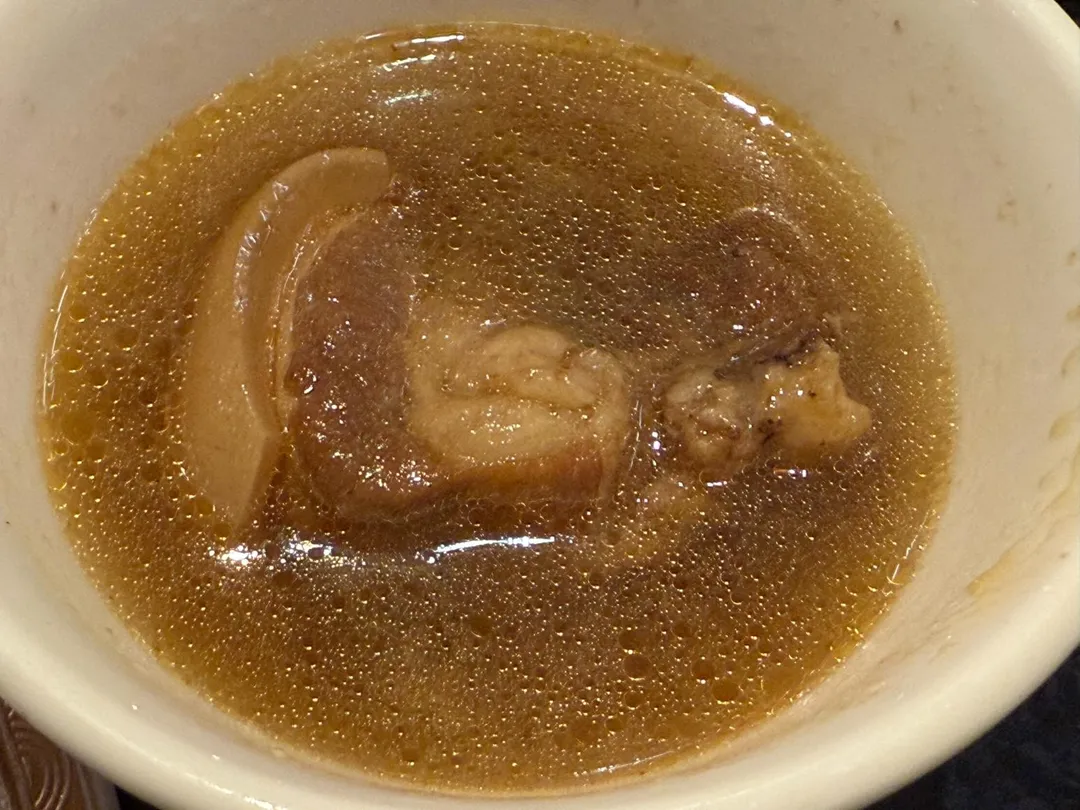 帶皮羊腿肉和羊湯。(圖/黃宏輝提供)