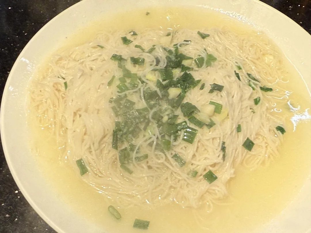 第二盤麵線立馬下手。(圖/黃宏輝提供)