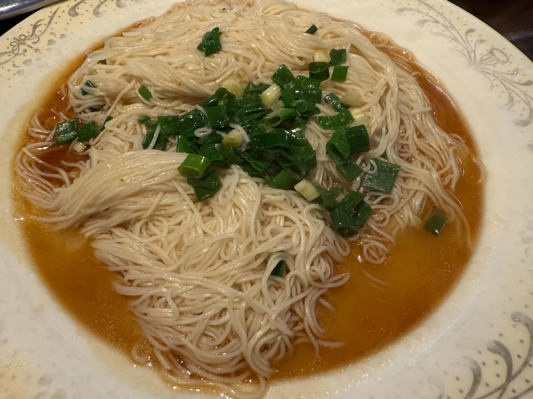 第一盤麵線。(圖/黃宏輝提供)