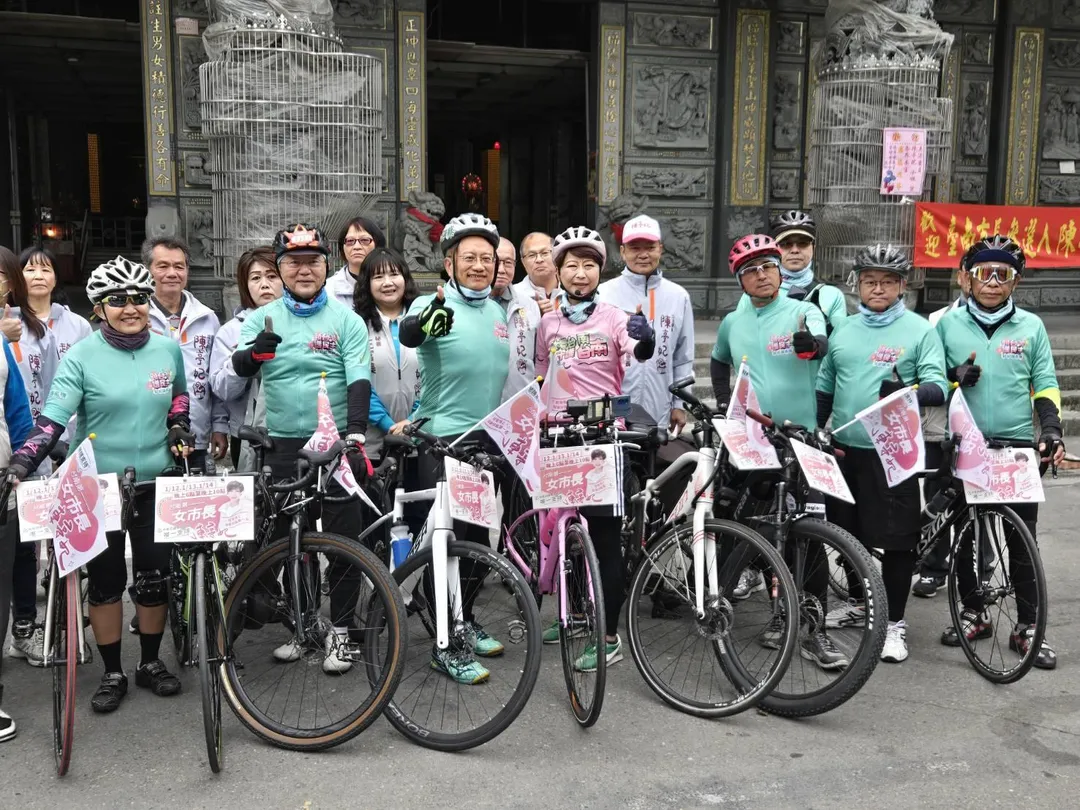 陳亭妃騎鐵馬謝票。(圖/陳亭妃立委辦公室提供)