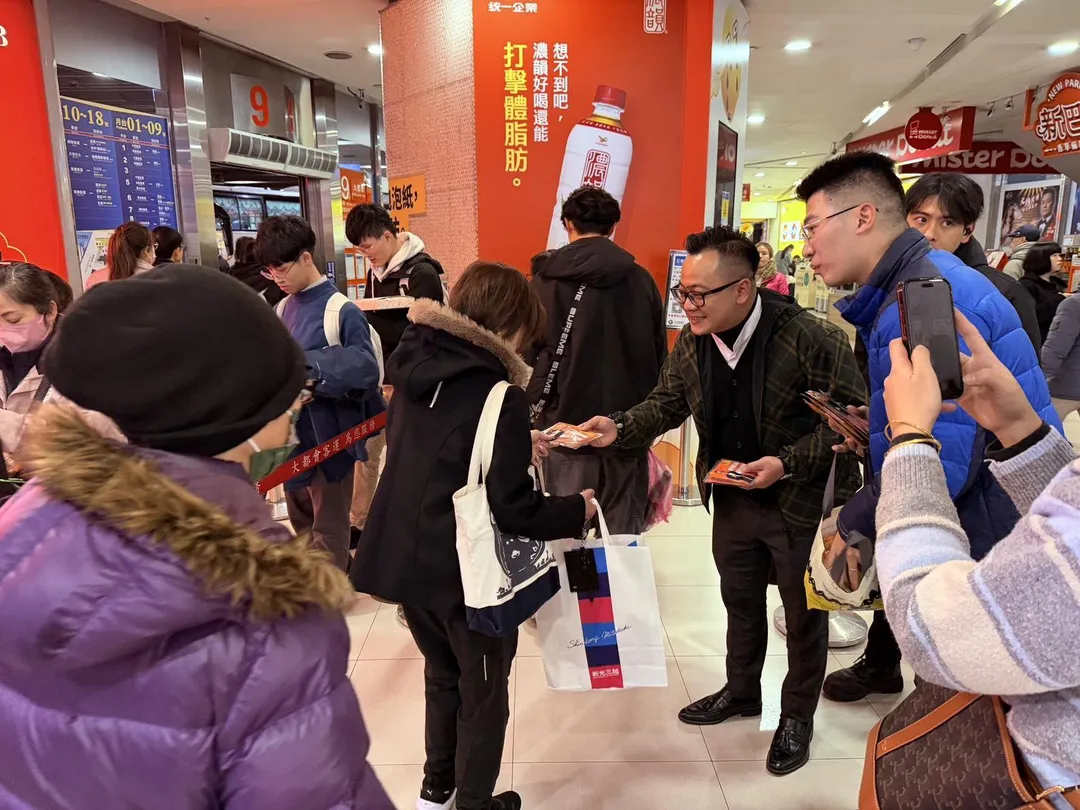 童子瑋在市府轉運站發暖暖包引起爭議。（圖／童子瑋臉書）