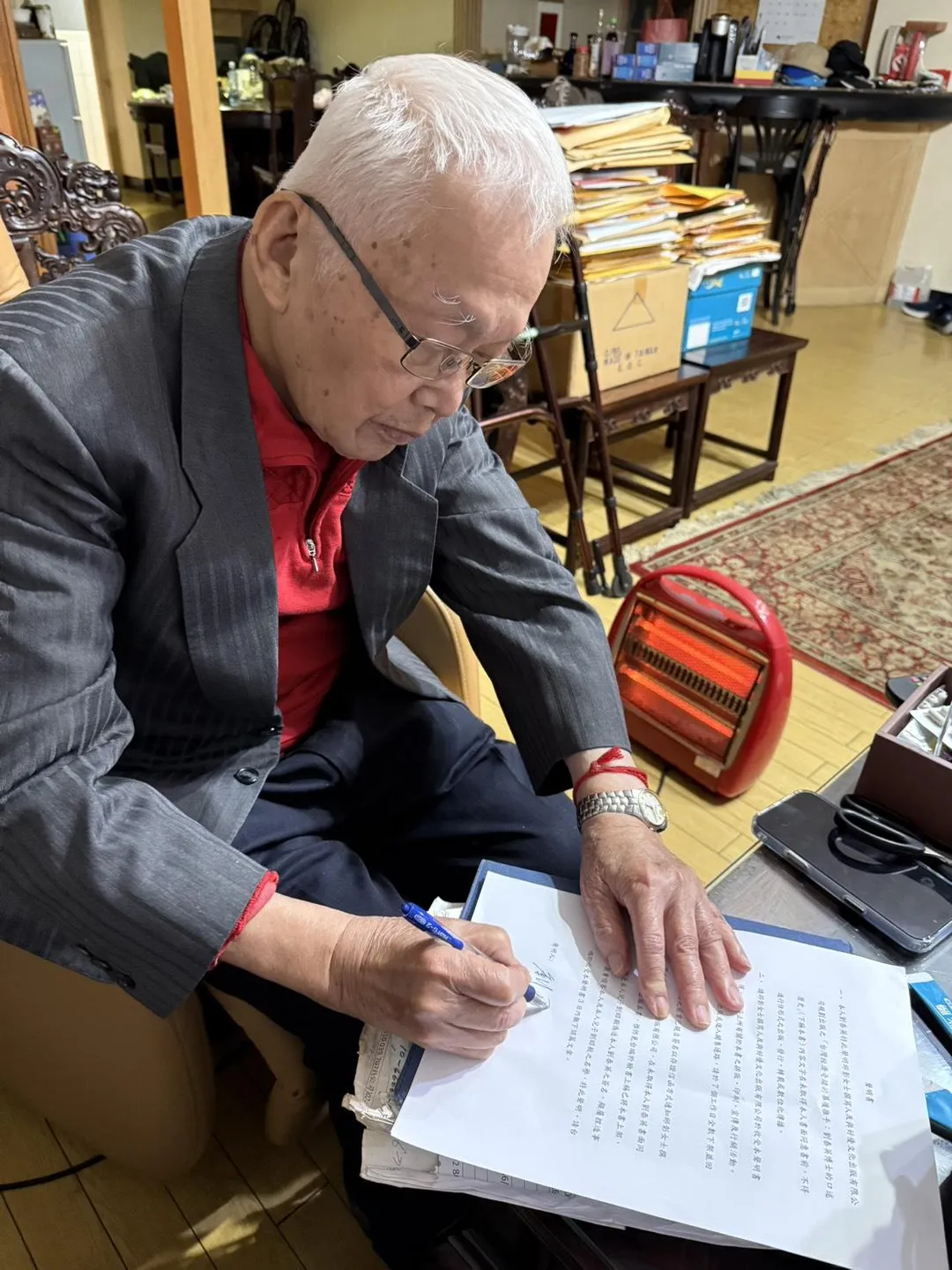針對律師邱彰撰寫回憶錄爆侵權爭議，劉泰英23日發表最新聲明，強調內容文字未取得他本人書面同意書前，不得進行任何形式之出版、發行、轉載或數位化傳播；若已出版請於7日內全數下架回收。（圖／劉泰英提供）