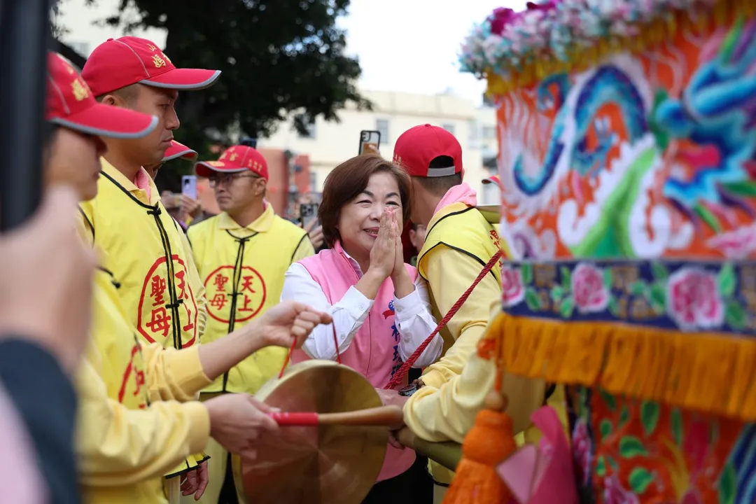山邊媽祖神轎行經萬和宮廣場時，突然轉向人群中的藍員楊瓊瓔，並在其面前停駕將近三分鐘，引發民眾熱議。（圖/楊瓊瓔辦公室提供）