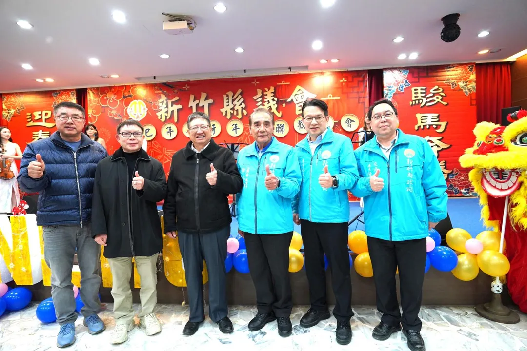 新竹縣政府宣布人事異動，由徐元棟（右三）出任副縣長、陳偉志（右二）陞任副祕書長、陳盈州（右一）任產業發展處長、姜禮仙任交通處長。（圖／新竹縣政府）