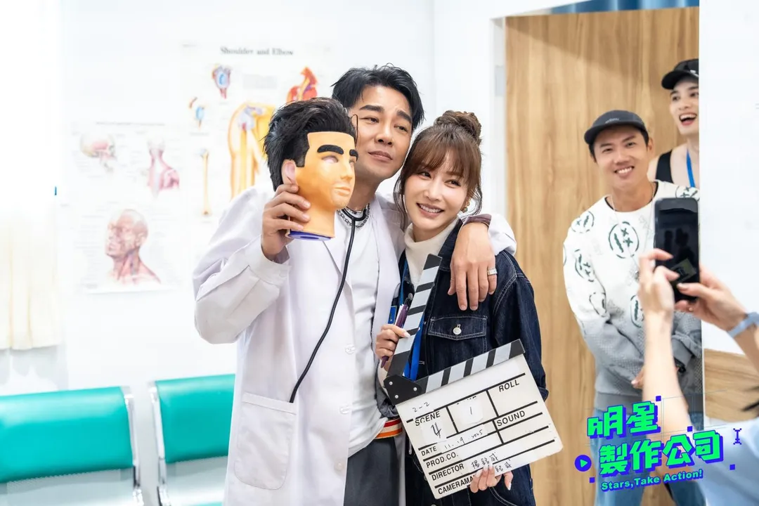 曾莞婷邀請謝承均客串演出，謝承均看到道具直呼很驚喜。（圖／TVBS提供）