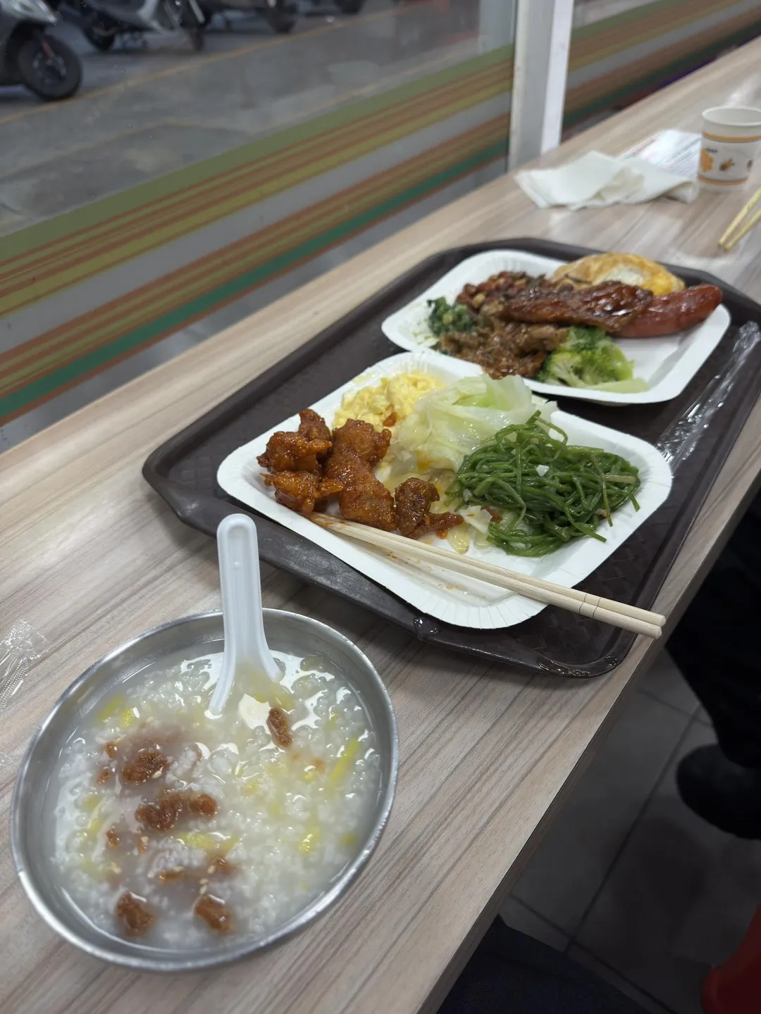 稀飯在食物定義上就是糖水，許多人習慣配肉鬆食用，形成高碳水加超加工食品的組合，對腎臟造成極大負擔。(圖/中天新聞)