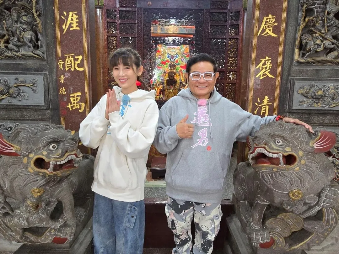 許效舜（右）與鄭仲茵（左）一同主持《神之路》第2季。（圖／東森超視提供）