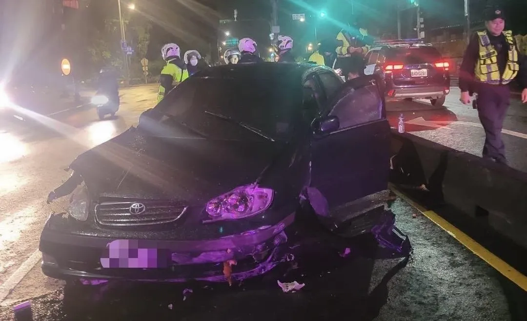 車輛狂飆至文山區自撞分隔島才停下。（圖／翻攝畫面）