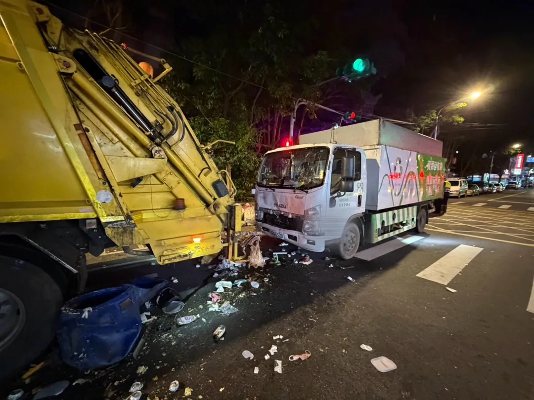 23日晚間，龜山中興路清潔車追撞，造成1死6傷慘劇。（圖／桃園市消防局提供，下同）