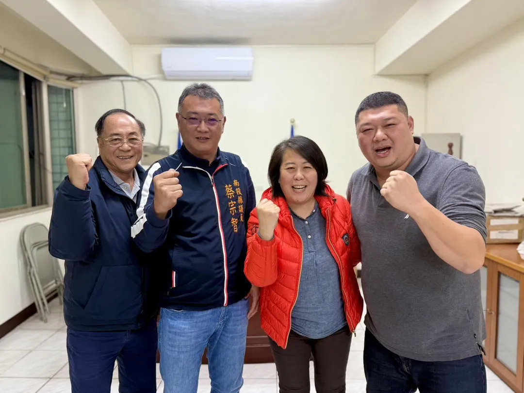 國民黨南投縣名間鄉長初選結果出爐，史雪燕（右二）表態全力支持蔡宗智（左二）。（圖／游顥臉書）
