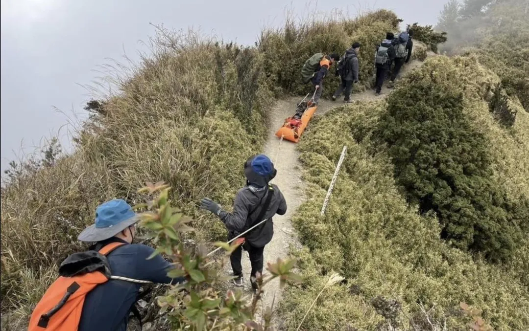 台東關山嶺一名登山客跌倒骨折。(圖/翻攝畫面)