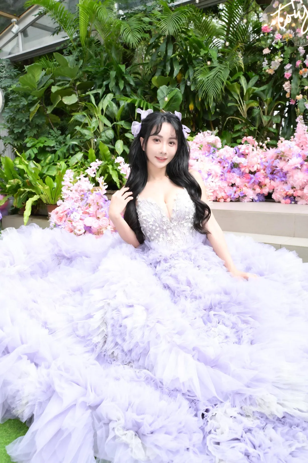小珍奶身穿深V禮服辣曬深邃事業線。（圖／小珍奶提供）