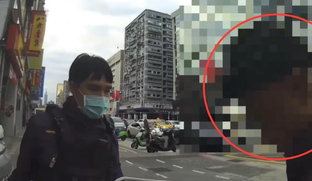 通緝男超商內偷可樂遭當場逮獲。（圖／翻攝畫面）