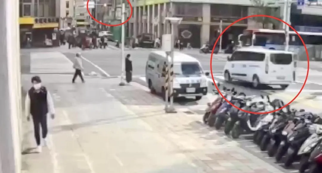 路口監視器畫面確認肇事車輛闖紅燈。（圖／翻攝畫面）