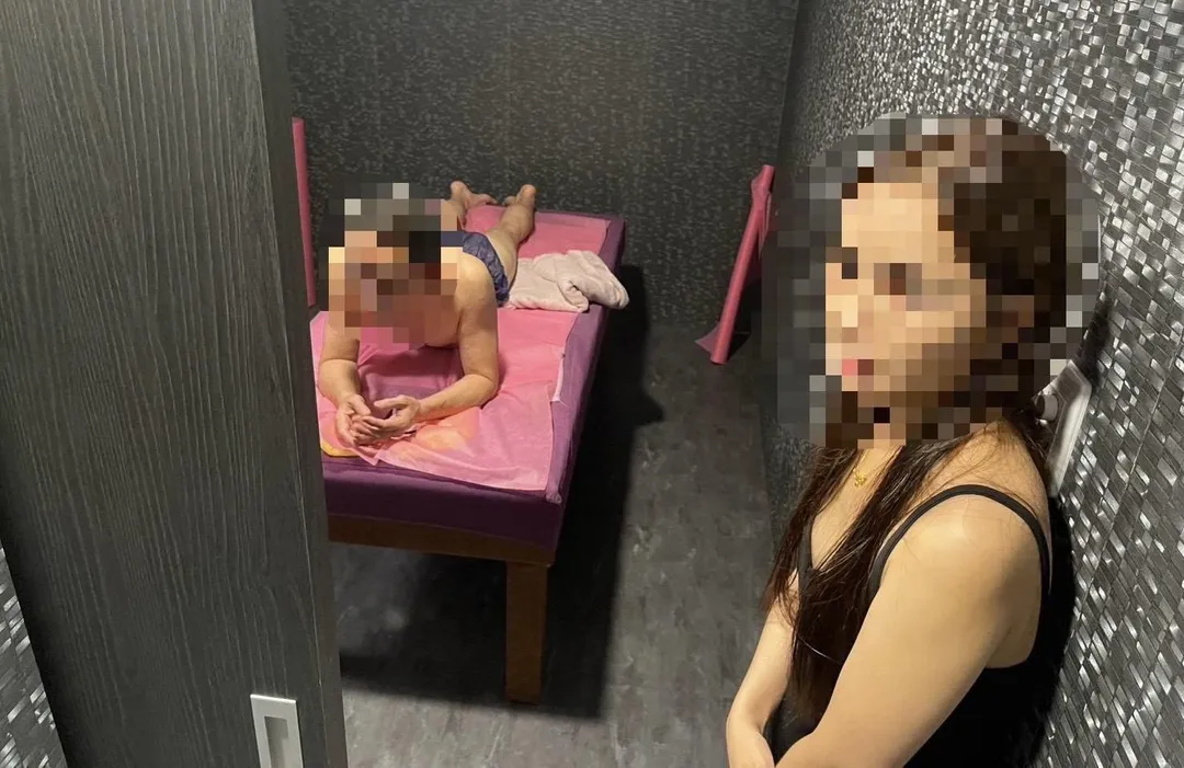 警方突襲色情養生館查獲賣淫女及男客正在進行性交易。（圖／翻攝畫面）
