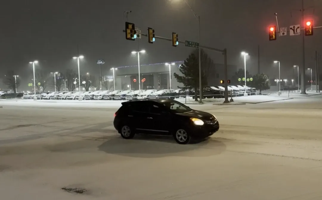 美國奧克拉荷馬州已在飄雪,伴隨雨夾雪的狀況發生。(圖/路透)