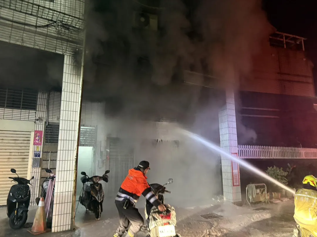 起火點疑似是屋內停放的機車。（圖／翻攝畫面）