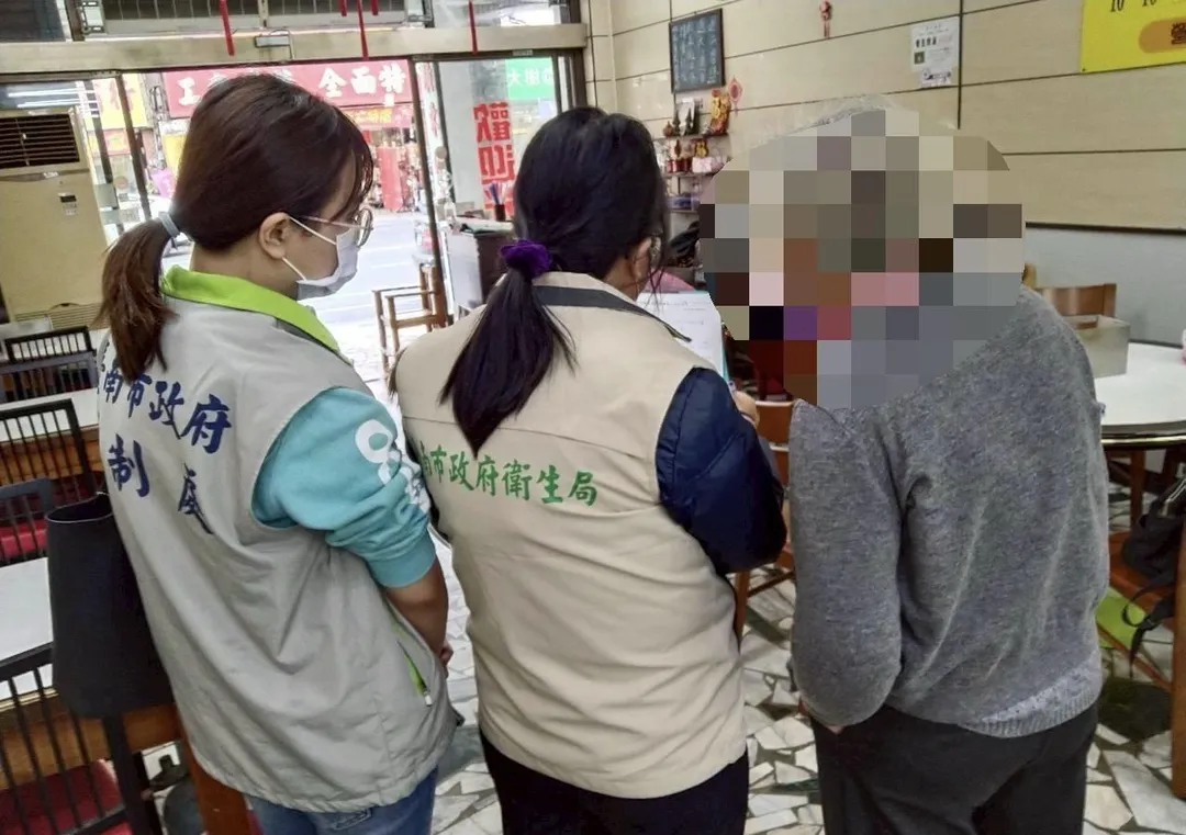台南市衛生局接獲檢舉後,23日待店面營業時前往稽查。(圖/台南市衛生局)